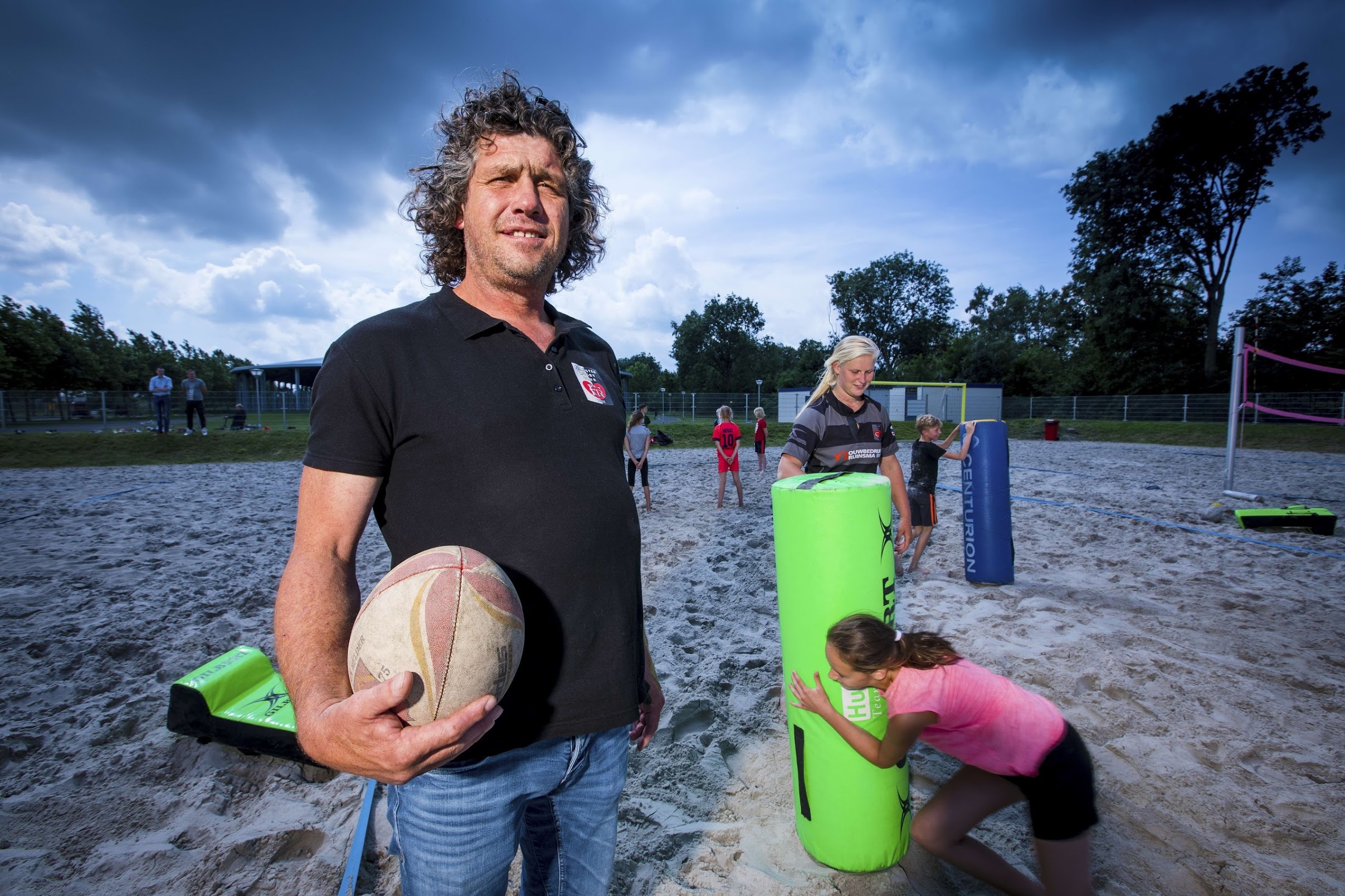 Man op strand in Friesland