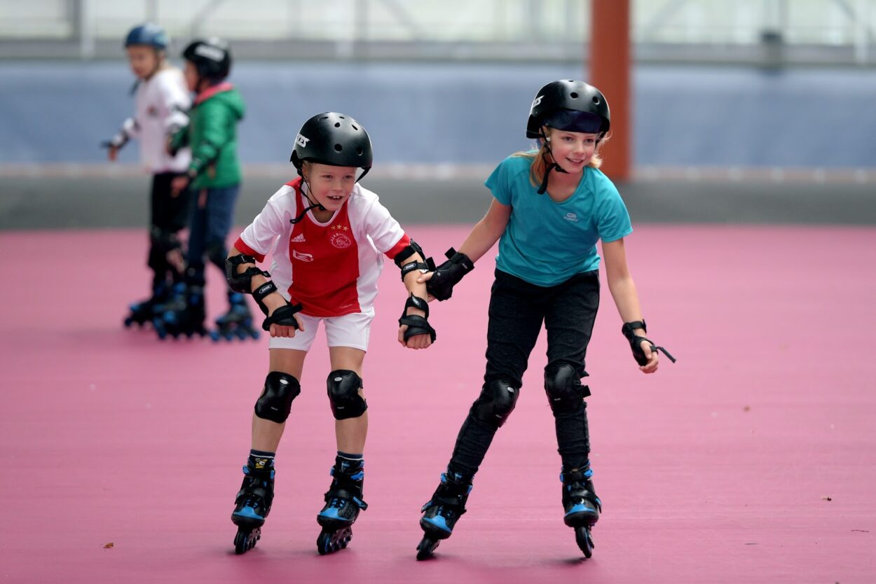 Kinderen skeeleren in Friesland