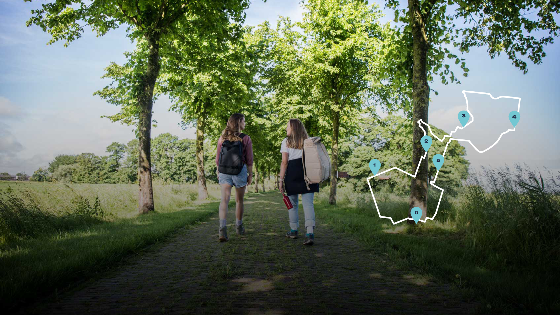 Vrouwen wandelen in de natuur in Friesland