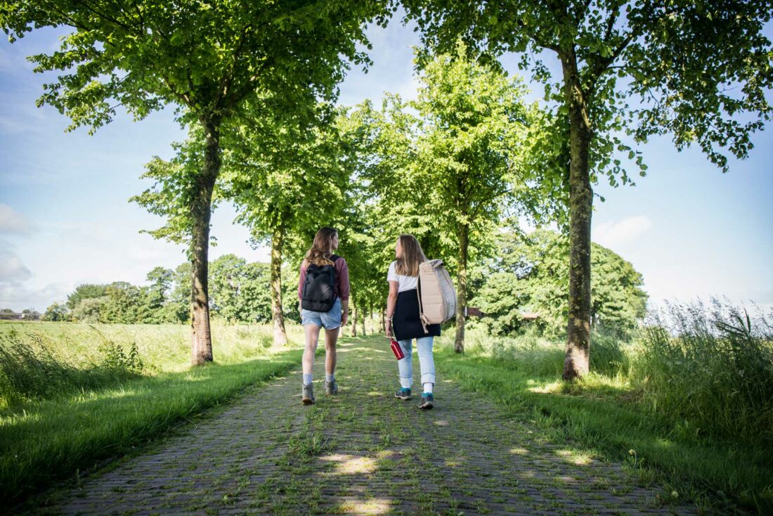 Vrouwen wandelen in de natuur in Friesland