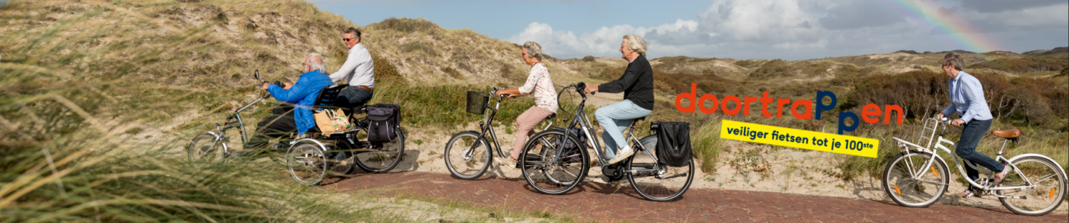 Ouderen fietsen in duinen in Friesland