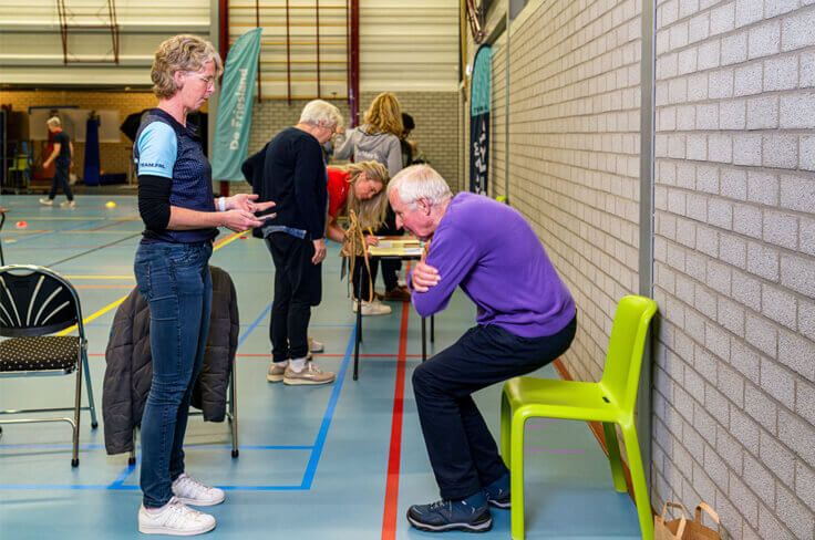 Man doet een fittest in een gymzaal in Friesland