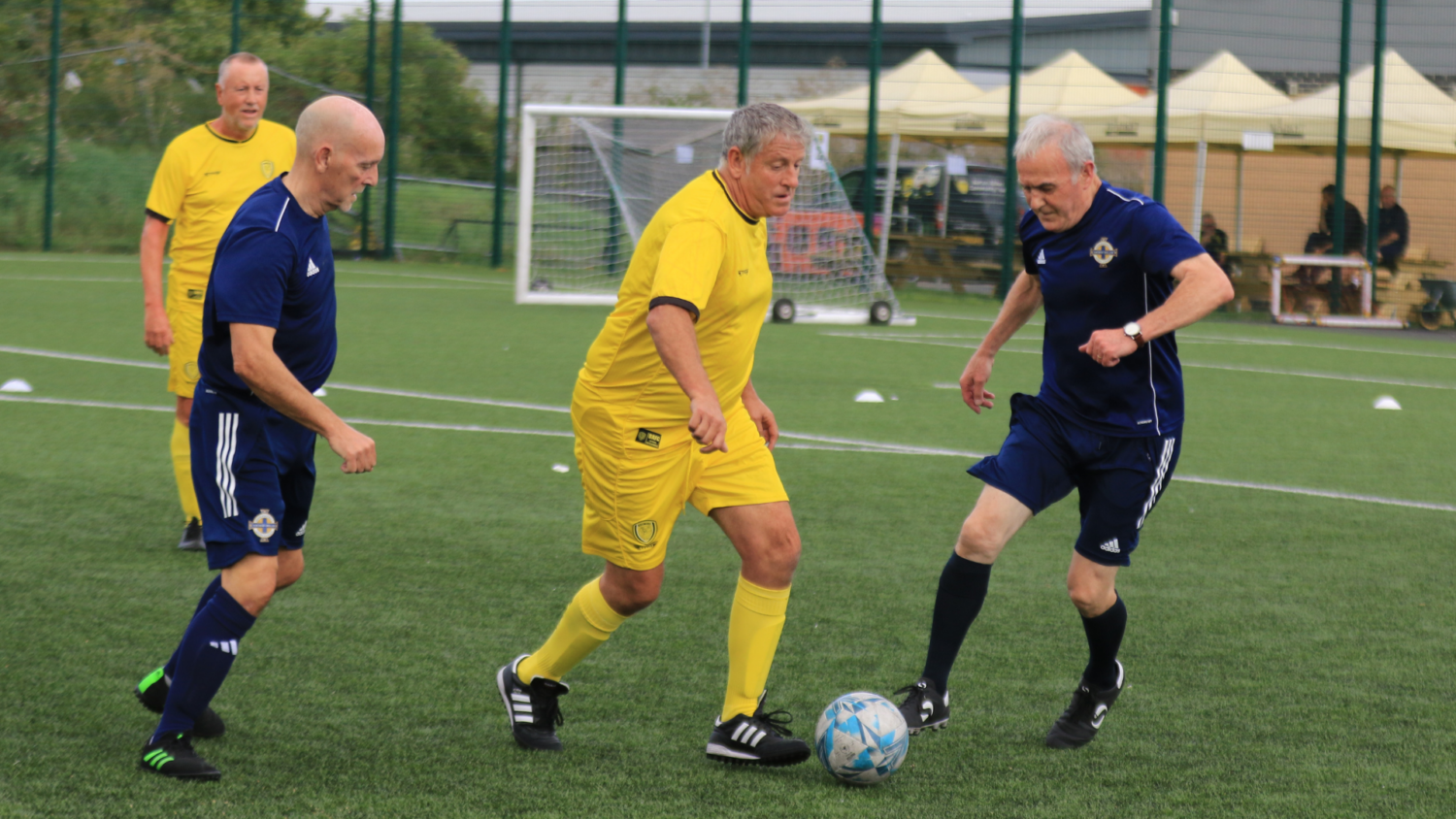 Mannen spelen Oldstars voetbal in Friesland