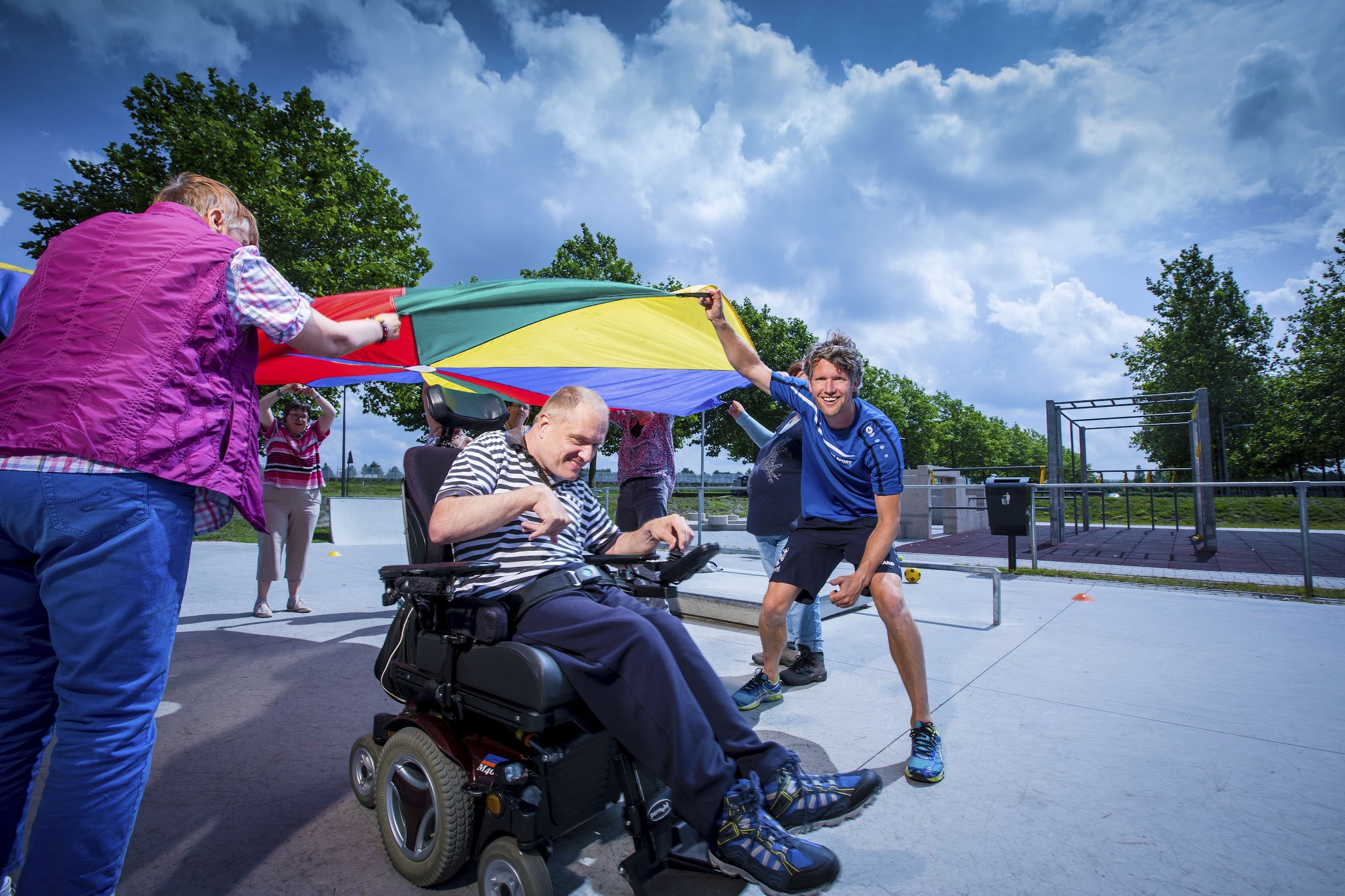 Man in rolstoel doet een activiteit in Friesland